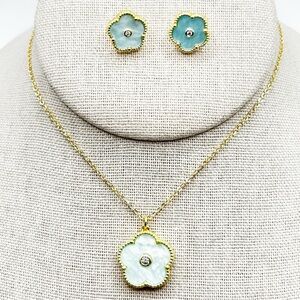 NWOT 18k Gold Plated, stainless steel light blue mother of pearl clover set
